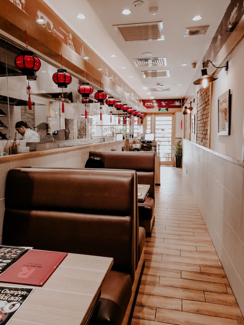 nhà hàng bày trí đơn giản